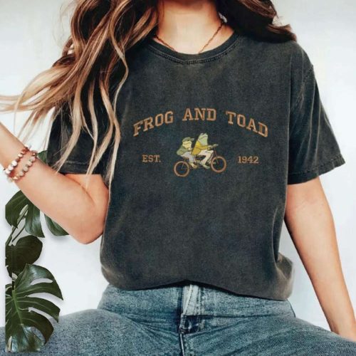 Vintage Frog & Toad Embroidered Tee: Classic Book Shirt Retro & Gift for Her – ESH035