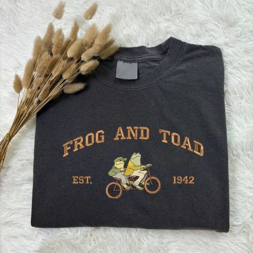 Vintage Frog and Toad Embroidered Tee: Classic Book Shirt – Retro Bookworm Gift for Her (ESH035)