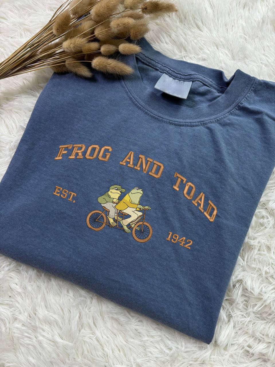 Vintage Frog & Toad Embroidered Tee: Classic Book Shirt Retro & Gift for Her – ESH035 Vintage Frog & Toad Embroidered Tee: Classic Book Shirt Retro & Gift for Her – ESH035