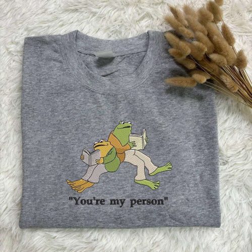 Vintage Frog and Toad Embroidered Sweatshirt: Classic Bookworm Gift for Her – ESH215 Vintage Frog and Toad Embroidered Sweatshirt: Classic Bookworm Gift for Her – ESH215